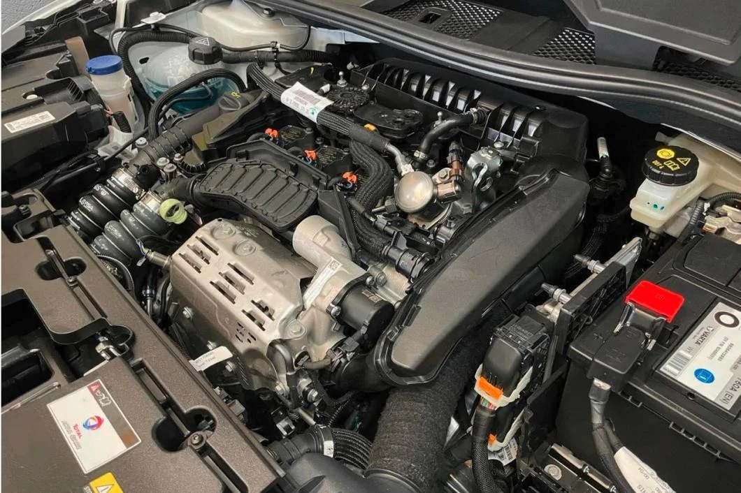 Moteur 1.2 PureTech 130 à chaîne (génération 3) dans le compartiment d'une Opel Mokka